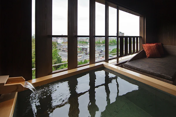 Guest room open-air bath